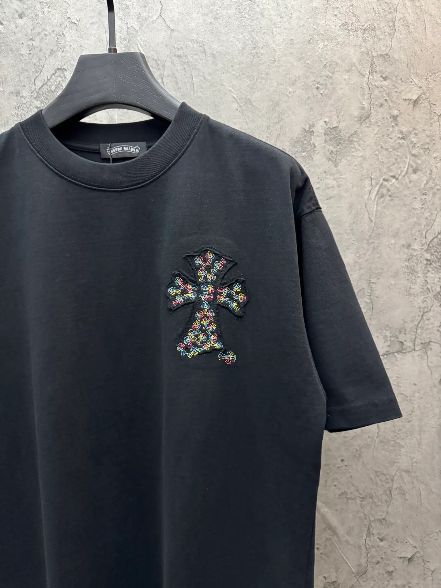 P180 top version, real shot without P, ​​different from market currency) 𝗖𝗵𝗿𝗼𝗺𝗲 𝗛𝗲𝗮𝗿𝘁𝘀/Croxin 2026 spring new original single counter American laser burnt patch embroidered couple short sleeves 👑The highest version! Customized fabric 300 grams, best-selling model at the counter, very comfortable to wear. Accessories: original molded and authenticated collar label ➕ 100% silk wash water label. Genuine purchase-grade original hangtag➕matching hanging rope➕3D hanging beads➕original packaging bag. Craftsmanship: The original version has consistent wiring! The highest version of the armhole matching technique! Color: White Black Size: S M L XL Style No.: 26-2010